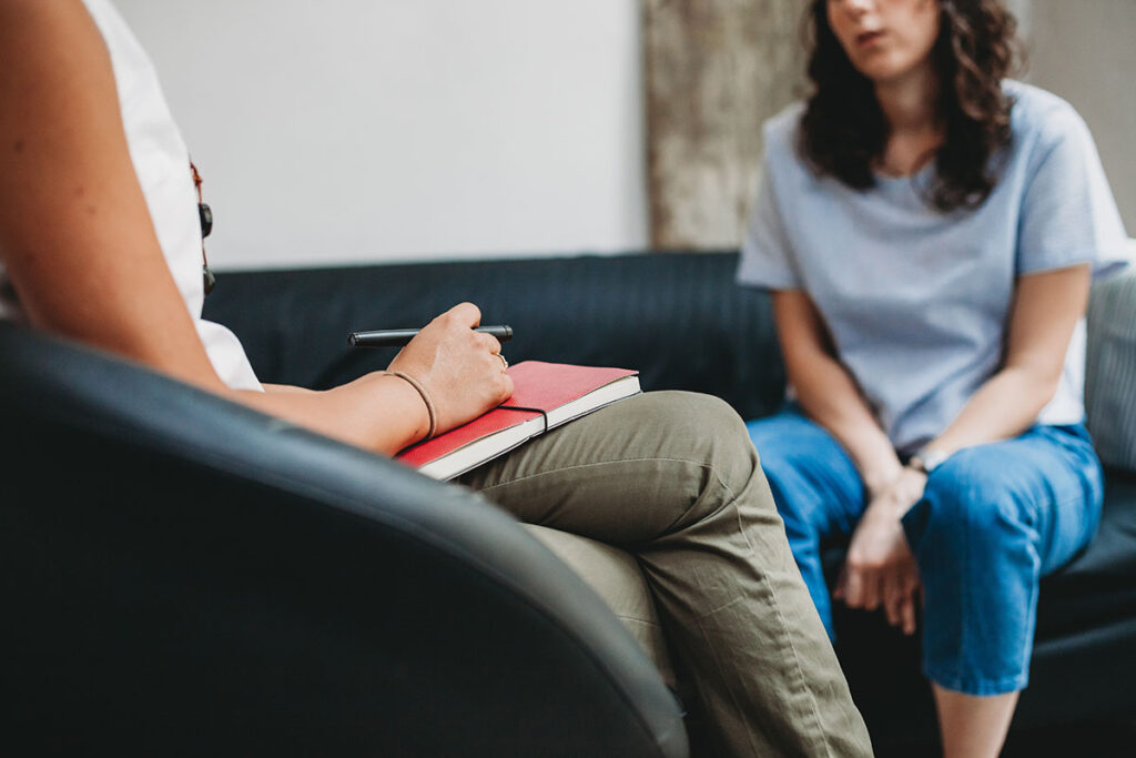 woman talking with therapist on couch about the benefits of a MAT program