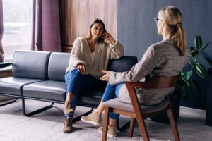 woman talks with therapist about starting a bipolar disorder treatment program 